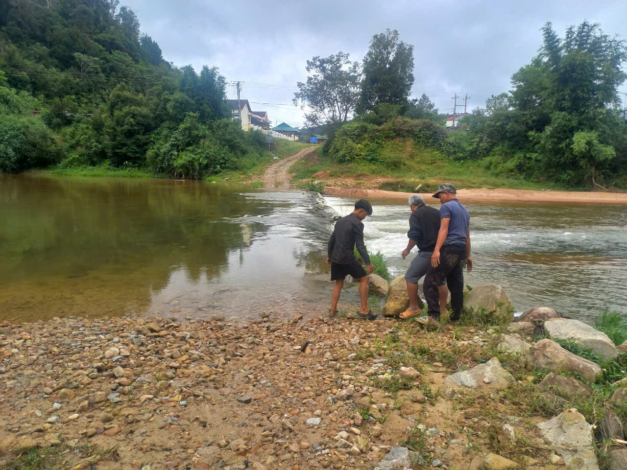 Ngầm tràn Kô Chất (xã Măng Bút) bị ngập sâu khiến các phương tiện không thể di chuyển