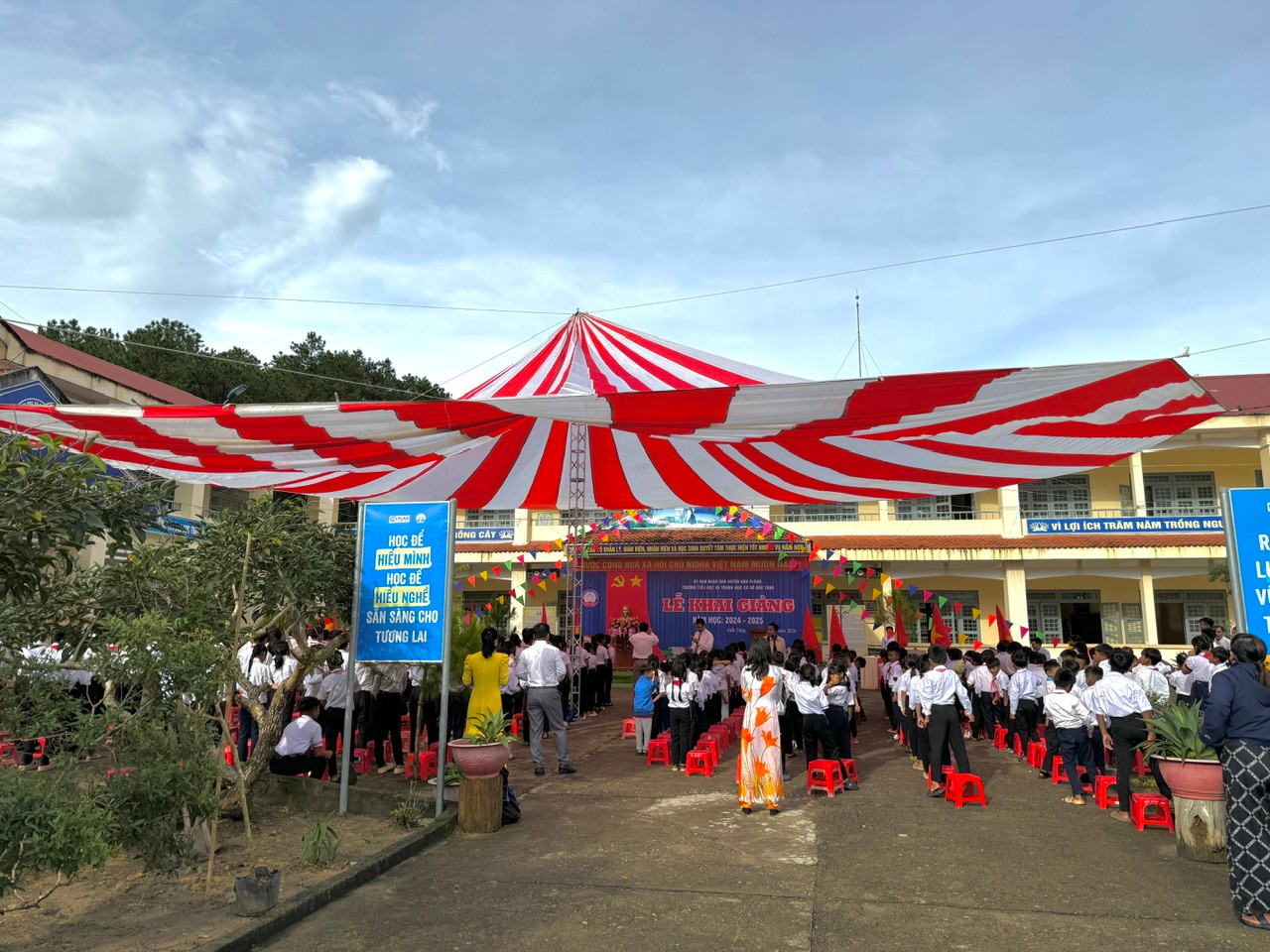 Tuy mưa nhiều do ảnh hưởng của bão số 3 trong mấy ngày qua, may mắn hôm nay thầy và trò đã đón lễ khai giảng trong tiết trời nắng đẹp.