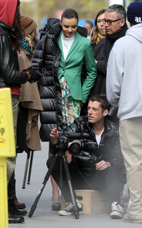 Người đẹp chú ý xem lại từng bức ảnh mình đã chụp