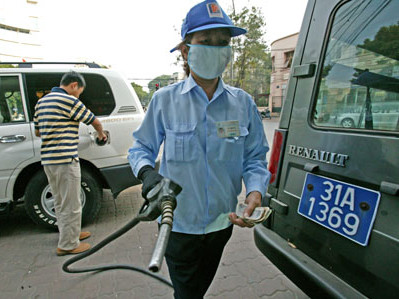 Giá xăng lại ngấp nghé tăng