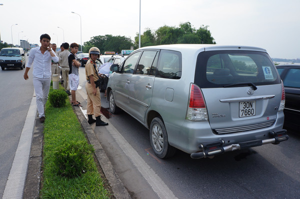 Lực lượng CSGT có mặt giải quyết vụ việc