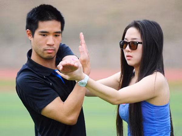 Cô giáo trẻ Liu Yi tỏ ra khá sành điệu ngay khi dạy các môn sinh.