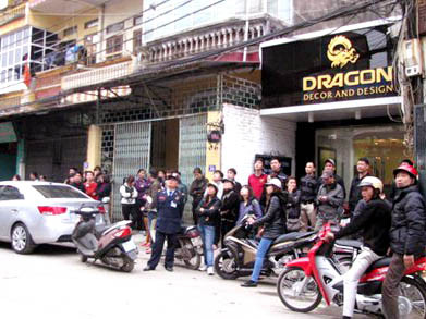 Người dân hiếu kỳ tụ tập quanh khu vực hiện trường