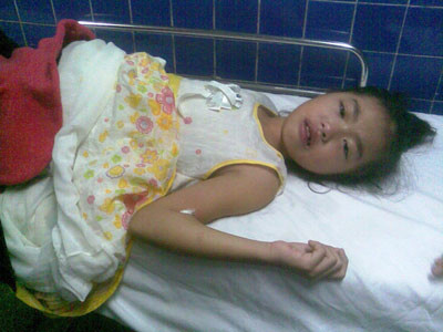 Bé Trinh đang điều trị tại bệnh viện