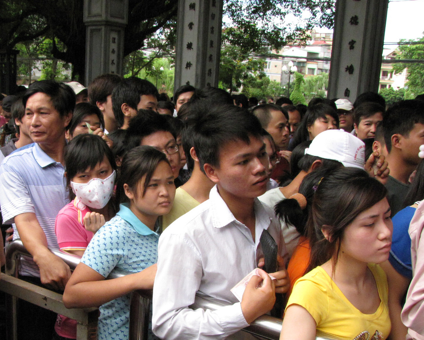 Xếp hàng chờ đến lượt mua vé vào Văn Miếu. Ảnh: Trường Phong