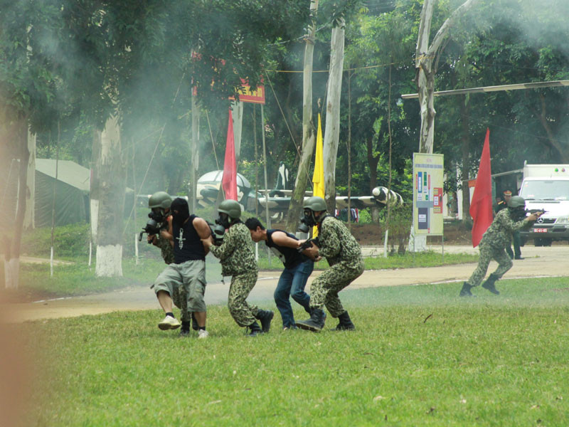 Lực lượng chuyên trách chống khủng bố quân đội luyện tập giải thoát con tin bị bắt giữ trên xe ô tô; bắt giữ phần tử khủng bố 