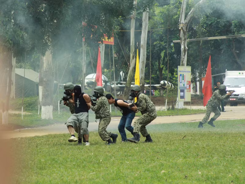 Lực lượng chuyên trách chống khủng bố quân đội luyện tập giải thoát con tin bị bắt giữ trên xe ô tô; bắt giữ phần tử khủng bố 
