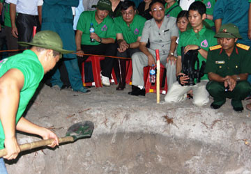 Nhà ngoại cảm (áo xám, đeo kính) đang chỉ đạo việc cất bốc hài cốt liệt sĩ