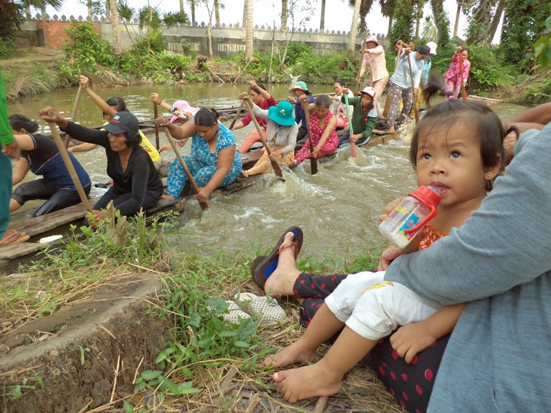 Bé theo bà ra xem mẹ luyện tập