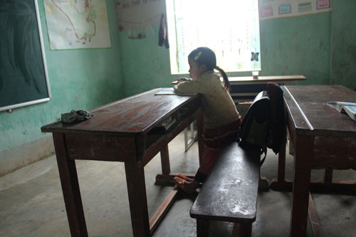 Người quá bé, Đông phải đứng để viết