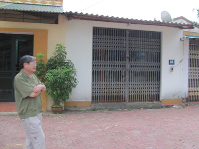 Ông Khản trước căn nhà vợ chồng Chung - Liên thế chấp để vay 1 tỷ đồng. Ông Khản trước căn nhà vợ chồng Chung - Liên thế chấp để vay 1 tỷ đồng