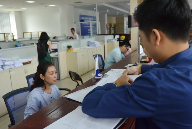 Người dân làm thủ tục về thuế tại Cục Thuế TP HCM. Ảnh: TẤN THẠNH.