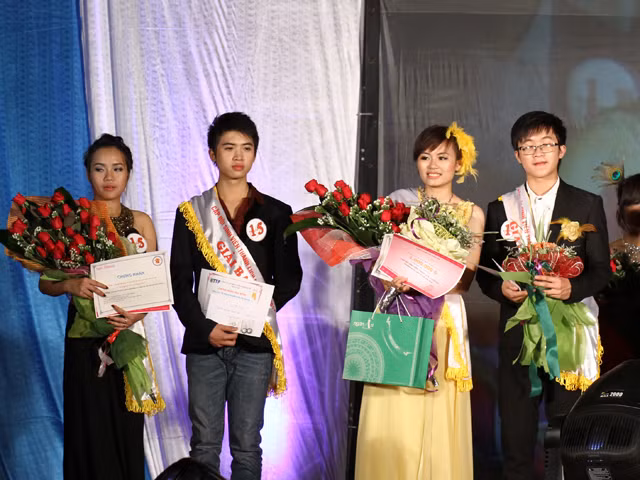 Hai cặp đôi xếp nhì và ba lần lượt là: Nguyễn Khắc Hiệp – Tô Thị Ngân, Trịnh Quốc Hoàng – Lê Phương Anh (từ phải sang trái)