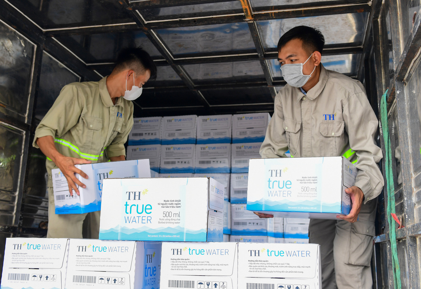 Ngay sau lễ phát động của UB Trung ương Mặt trận tổ quốc, những chuyến xe đầy ắp những chai nước tinh khiết TH true WATER đã lên đường đến với bà con vùng lũ. Trong ảnh trên, nhân viên TH đang vận chuyển hàng cho chuyến khởi hành vào sáng mai 13/9 đến với Phú Thọ, Yên Bái, Lào Cai. Ngay sau lễ phát động của UB Trung ương Mặt trận tổ quốc, những chuyến xe đầy ắp những chai nước tinh khiết TH true WATER đã lên đường đến với bà con vùng lũ. Trong ảnh trên, nhân viên TH đang vận chuyển hàng cho chuyến khởi hành vào sáng mai 13/9 đến với Phú Thọ, Yên Bái, Lào Cai.