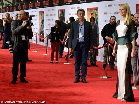 Gwyneth Paltrow càng được báo chí săn đón hơn sau khi cô được tạp chí People bình chọn là Người phụ nữ đẹp nhất thế giới 2013