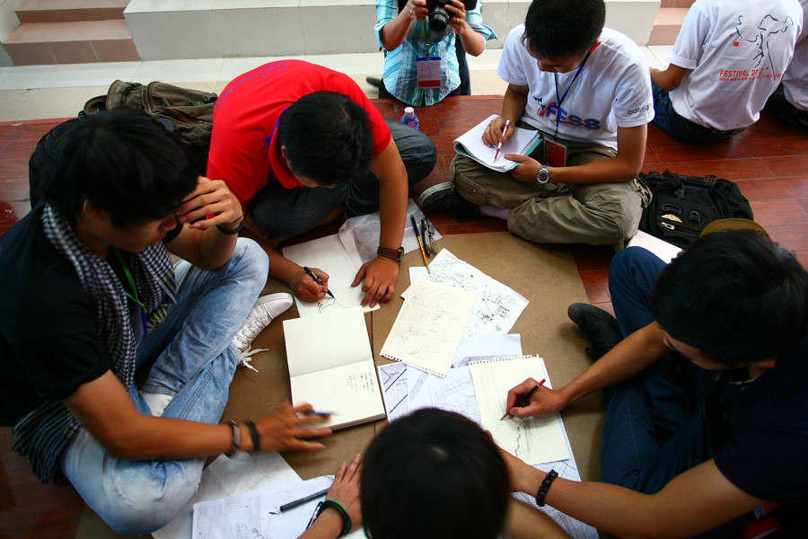 Cuộc thi ý tưởng kiến trúc có chủ đề “Thành cổ Điện Hải trong lòng thành phố hiện đại” dành cho SV năm 4-5 và “Đà Nẵng đón chào bè bạn” dành cho SV năm 2-3. Một nhóm đang cùng trao đổi và làm phác thảo.