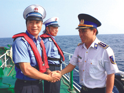 Cán bộ CSB Việt Nam trên tàu ngư chính Trung Quốc 
