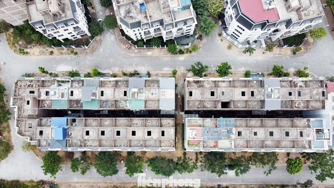 Tuy nhiên, bên trong dự án vẫn có hàng chục căn biệt thự xây xong phần thô hoàn thiện mặt ngoài bỏ hoang hóa, cỏ dại mọc um tùm. Tuy nhiên, bên trong dự án vẫn có hàng chục căn biệt thự xây xong phần thô hoàn thiện mặt ngoài bỏ hoang hóa, cỏ dại mọc um tùm.