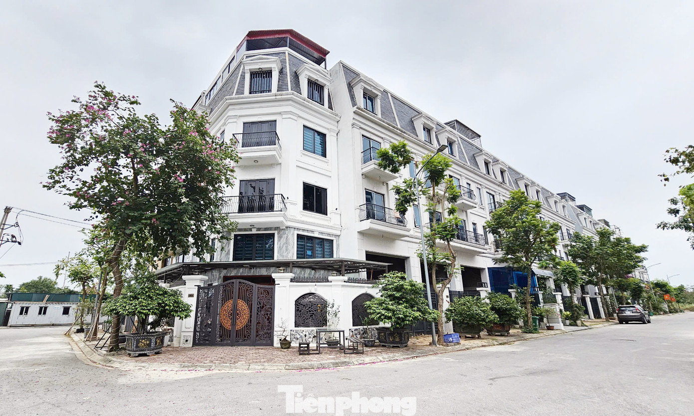 Đồng thời, chấp thuận cho Công ty TNHH MTV Ô tô 1/5 sử dụng cơ sở nhà đất góp vốn hợp tác đầu tư với Công ty cổ phần Bất động sản Vinalines để thành lập pháp nhân mới thực hiện dự án Khu thương mại dịch vụ và nhà ở 1/5 là không đúng quyền và nghĩa vụ của người thuê đất trả tiền hàng năm theo quy định tại Điều 175 Luật Đất đai năm 2013. Đồng thời, chấp thuận cho Công ty TNHH MTV Ô tô 1/5 sử dụng cơ sở nhà đất góp vốn hợp tác đầu tư với Công ty cổ phần Bất động sản Vinalines để thành lập pháp nhân mới thực hiện dự án Khu thương mại dịch vụ và nhà ở 1/5 là không đúng quyền và nghĩa vụ của người thuê đất trả tiền hàng năm theo quy định tại Điều 175 Luật Đất đai năm 2013.