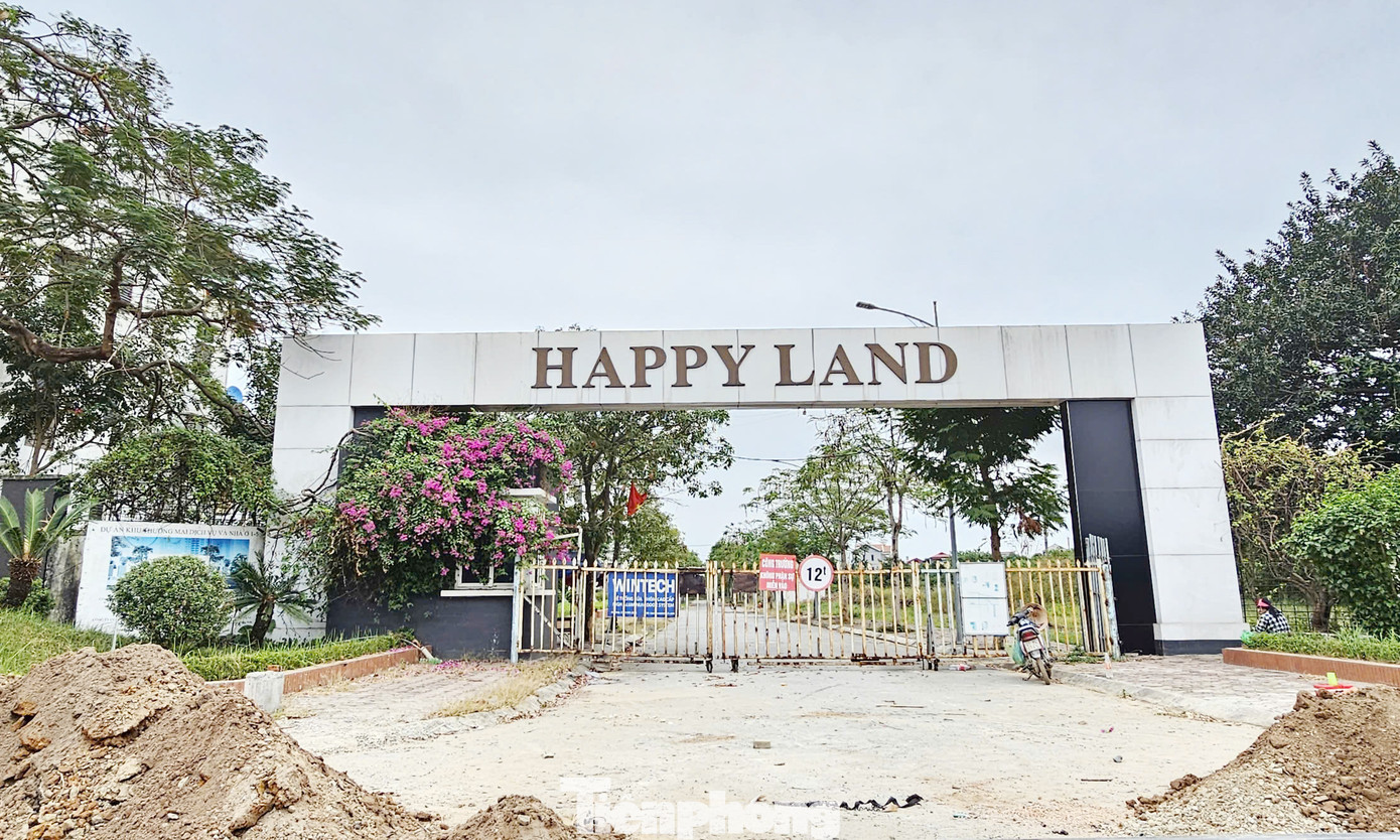 Theo quảng cáo, dự án khu thương mại dịch vụ và nhà ở 1/5 (tên thương mại Happy Land) tại 53 thị trấn Đông Anh có quy mô gần 7,7ha với 346 căn liền kề nằm gần đường quốc lộ 3. Theo quảng cáo, dự án khu thương mại dịch vụ và nhà ở 1/5 (tên thương mại Happy Land) tại 53 thị trấn Đông Anh có quy mô gần 7,7ha với 346 căn liền kề nằm gần đường quốc lộ 3.