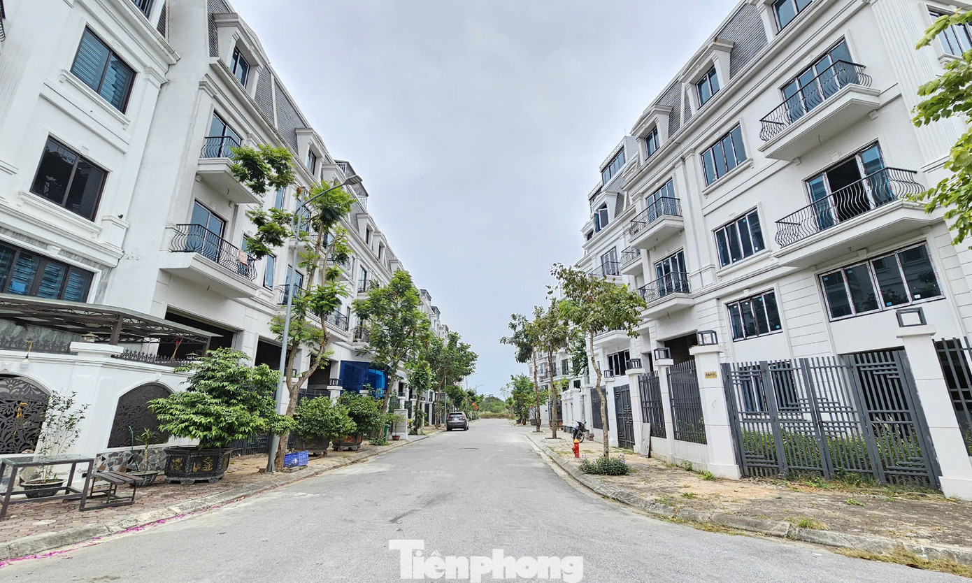 Cũng theo Kết luận thanh tra, UBND TP Hà Nội không chuyển mục đích sử dụng đất, xác định tiền sử dụng đất cho Công ty TNHH MTV Ô tô 1/5 để thực hiện liên doanh nhưng có quyết định số 1881 ngày 17/4/2018 thu hồi, giao đất tại số 53 thị trấn Đông Anh cho Công ty cổ phần Phát triển Đô thị Đông Anh để thực hiện dự án Khu thương mại dịch vụ nhà ở 1/5 là không đúng với quy định. Cũng theo Kết luận thanh tra, UBND TP Hà Nội không chuyển mục đích sử dụng đất, xác định tiền sử dụng đất cho Công ty TNHH MTV Ô tô 1/5 để thực hiện liên doanh nhưng có quyết định số 1881 ngày 17/4/2018 thu hồi, giao đất tại số 53 thị trấn Đông Anh cho Công ty cổ phần Phát triển Đô thị Đông Anh để thực hiện dự án Khu thương mại dịch vụ nhà ở 1/5 là không đúng với quy định.