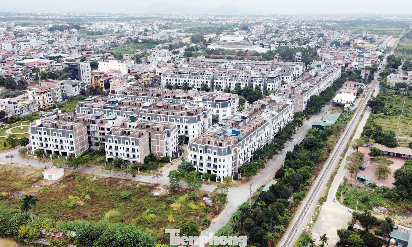 Bộ Tư pháp cho rằng, việc đề xuất giải pháp thu thuế đối với chuyển nhượng bất động sản theo thời gian nắm giữ là không khả thi. Bộ Tư pháp cho rằng, việc đề xuất giải pháp thu thuế đối với chuyển nhượng bất động sản theo thời gian nắm giữ là không khả thi.