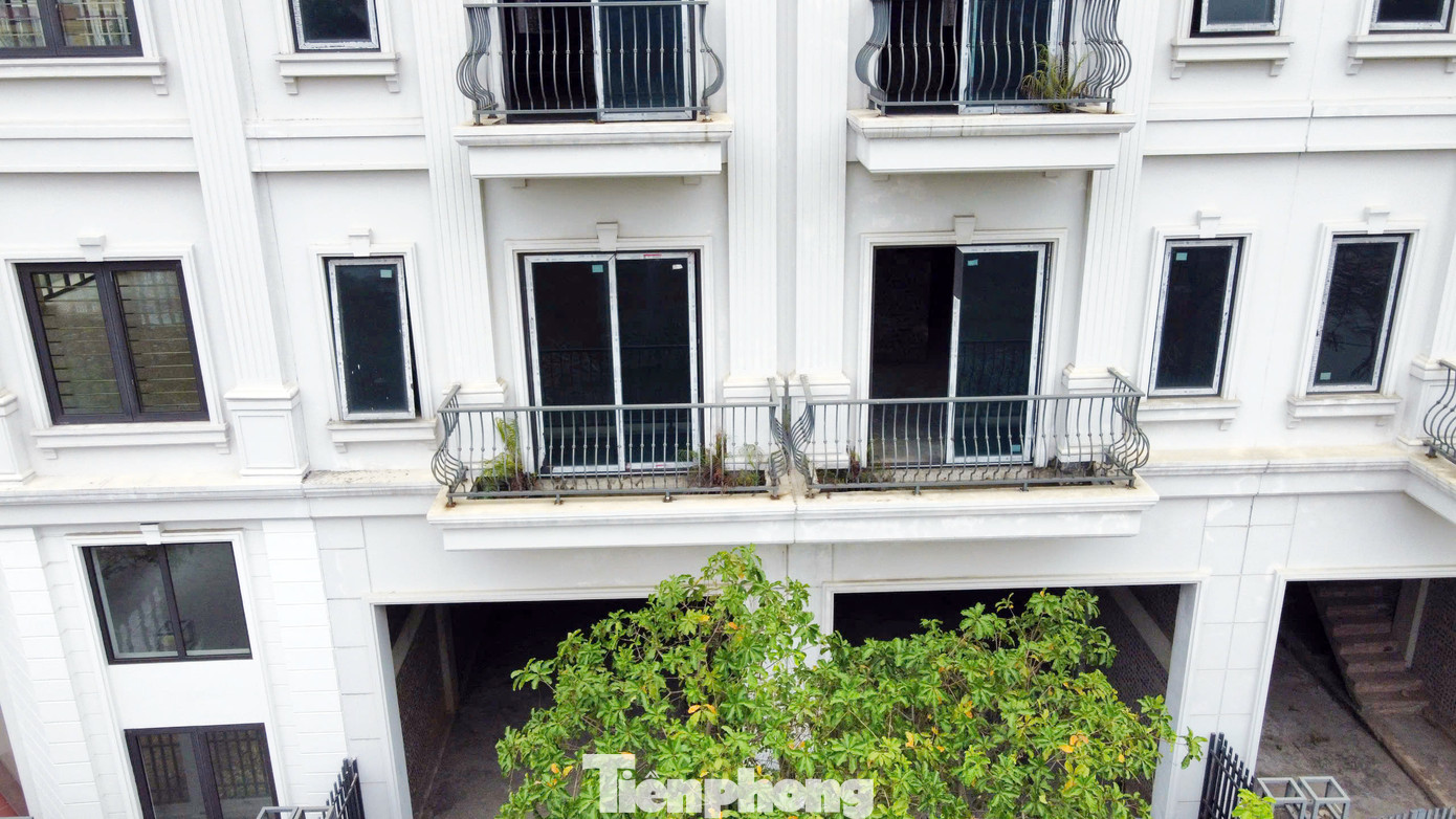 Tuy nhiên, bên trong dự án vẫn có hàng chục căn biệt thự xây xong phần thô hoàn thiện mặt ngoài bỏ hoang hóa, cỏ dại mọc um tùm. Tuy nhiên, bên trong dự án vẫn có hàng chục căn biệt thự xây xong phần thô hoàn thiện mặt ngoài bỏ hoang hóa, cỏ dại mọc um tùm.