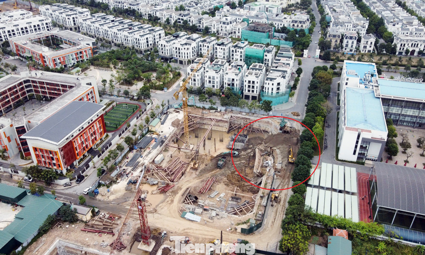 Chủ đầu tư dự án chung cư Ruby Riverside tại phường Phúc Đồng (quận Long Biên, Hà Nội) bị phạt 180 triệu đồng sau sự cố thi công gây sạt lở, sụt lún đoạn phố Mai Phúc (phần khoanh đỏ - PV). Chủ đầu tư dự án chung cư Ruby Riverside tại phường Phúc Đồng (quận Long Biên, Hà Nội) bị phạt 180 triệu đồng sau sự cố thi công gây sạt lở, sụt lún đoạn phố Mai Phúc (phần khoanh đỏ - PV).