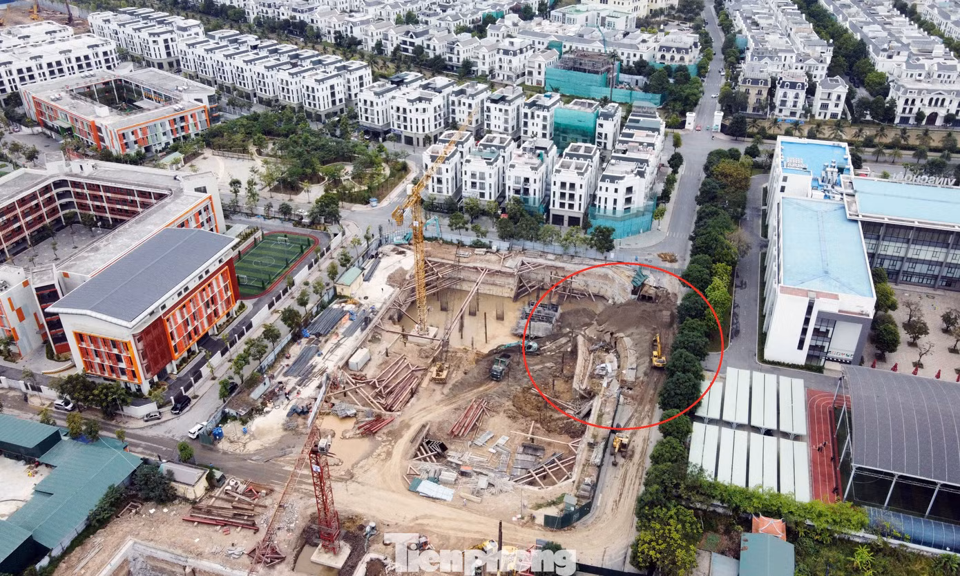 Dự án chung cư Ruby Riverside tại phường Phúc Đồng (quận Long Biên, Hà Nội) đang thi công thì bất ngờ bị sụp phần móng giáp với phố Mai Phúc, đồng thời cũng kéo sụp cả 1 đoạn đường này (phần khoanh đỏ - PV). Dự án chung cư Ruby Riverside tại phường Phúc Đồng (quận Long Biên, Hà Nội) đang thi công thì bất ngờ bị sụp phần móng giáp với phố Mai Phúc, đồng thời cũng kéo sụp cả 1 đoạn đường này (phần khoanh đỏ - PV).