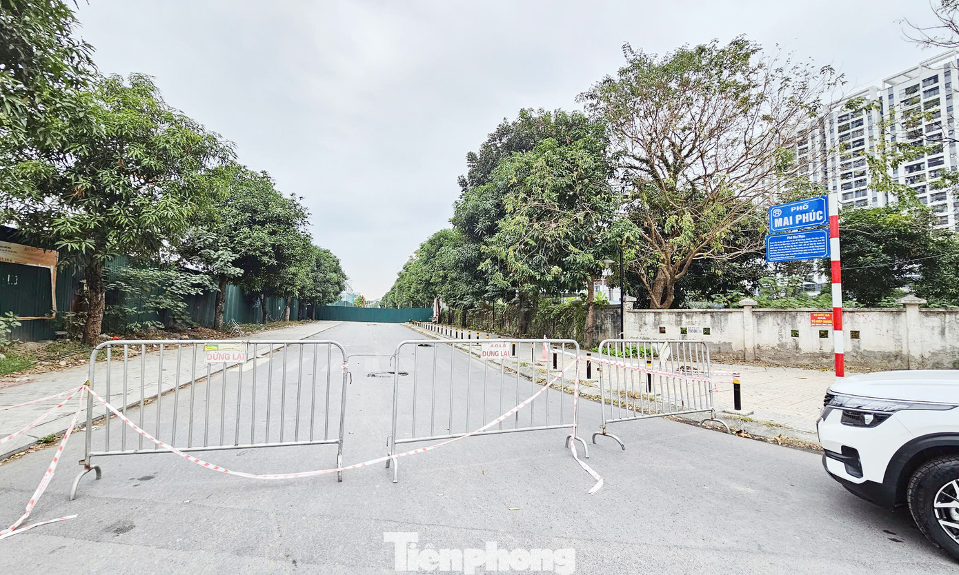 Chính quyền địa phương rào chắn 2 đầu đoạn phố Mai Phúc nơi xảy ra sự cố sụp đường để đảm bảo an toàn khu vực. Chính quyền địa phương rào chắn 2 đầu đoạn phố Mai Phúc nơi xảy ra sự cố sụp đường để đảm bảo an toàn khu vực.