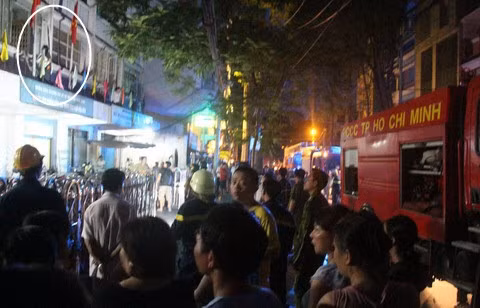 Phía trước chung cư. Vị trí cháy trong vòng tròn. Ảnh: Vietnamnet Phía trước chung cư. Vị trí cháy trong vòng tròn