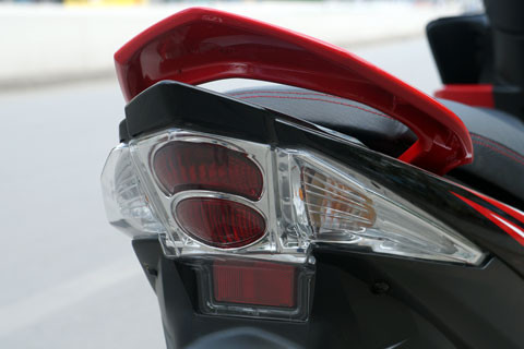 Đuôi xe vuốt nhọn sắc sảo. Đuôi xe vuốt nhọn sắc sảo