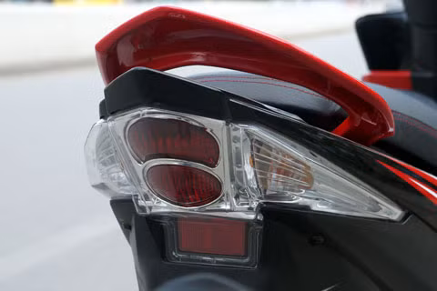 Đuôi xe vuốt nhọn sắc sảo