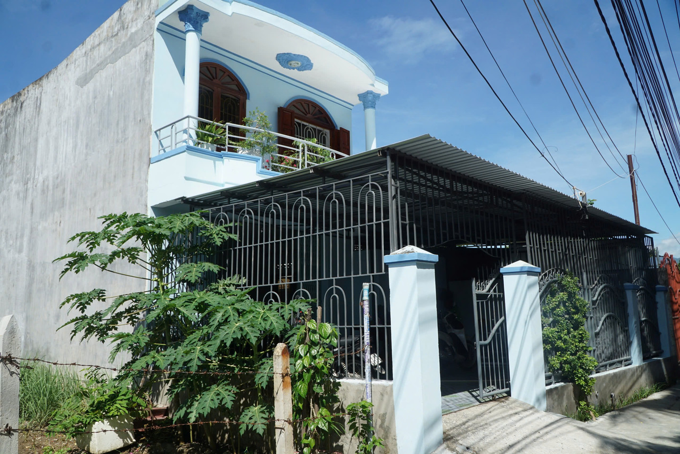 Ngôi nhà của anh Nguyễn Trung Huân muốn thế chấp vay ngân hàng nhưng đều bị từ chối vì nằm trong vùng quy hoạch dự án.