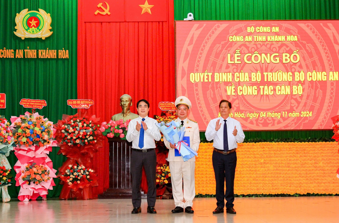 Lãnh đạo Tỉnh uỷ và UBND tỉnh Khánh Hòa chúc mừng Đại tá Nguyễn Hữu Phước (giữa).