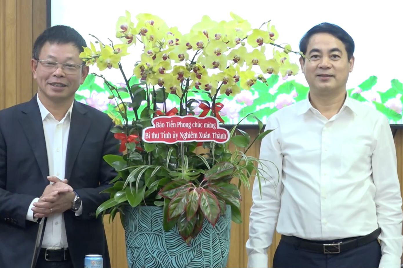 Tổng Biên tập báo Tiền Phong Phùng Công Sưởng (ảnh trái) thay mặt Ban Biên tập Báo Tiền Phong chúc mừng ông Nghiêm Xuân Thành nhận nhiệm vụ Bí thư Tỉnh ủy Khánh Hòa.