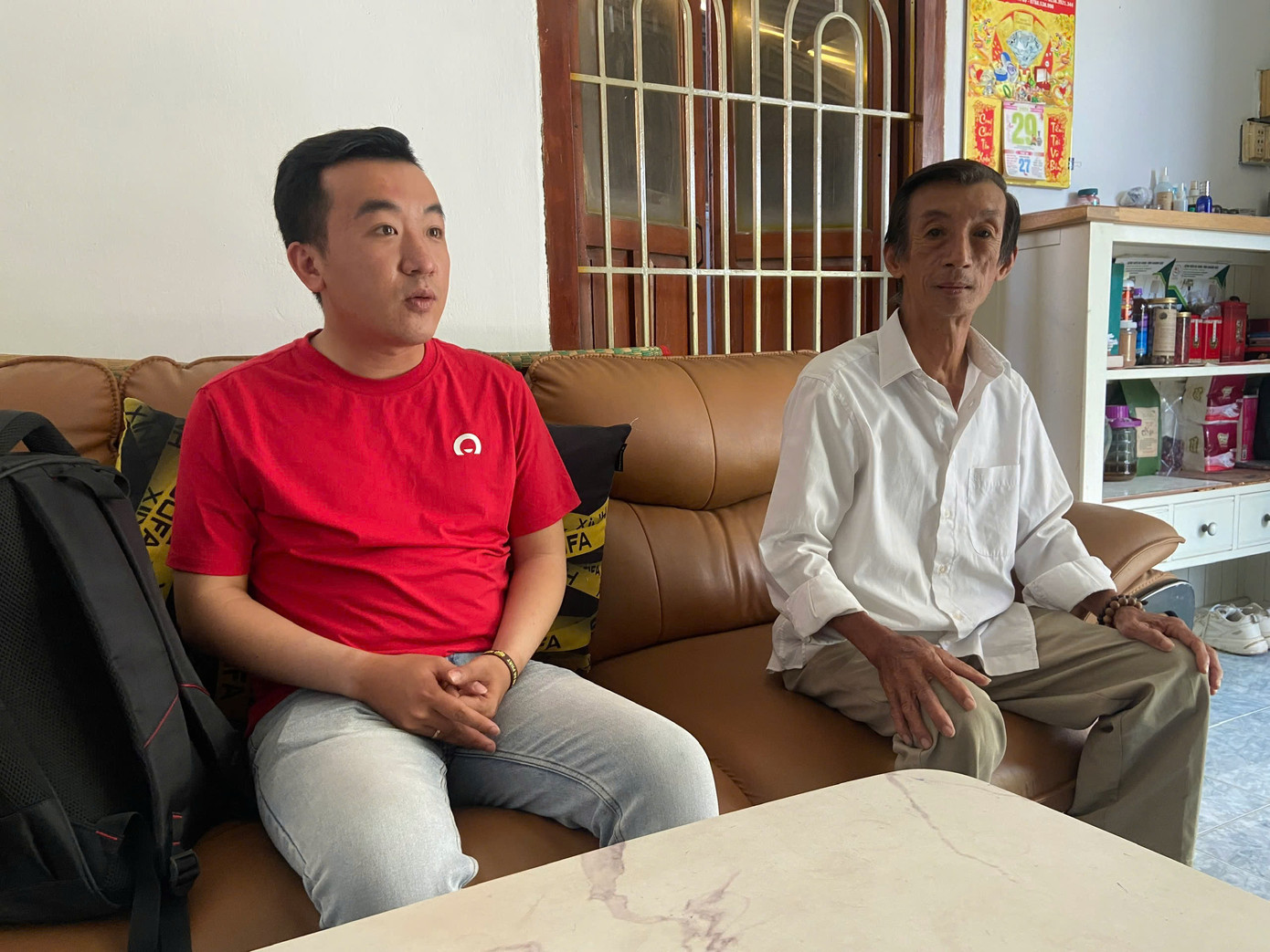 Anh Nguyễn Trung Huân (áo đỏ) cùng cha mình bức xúc vì dự án treo suốt 13 năm qua.