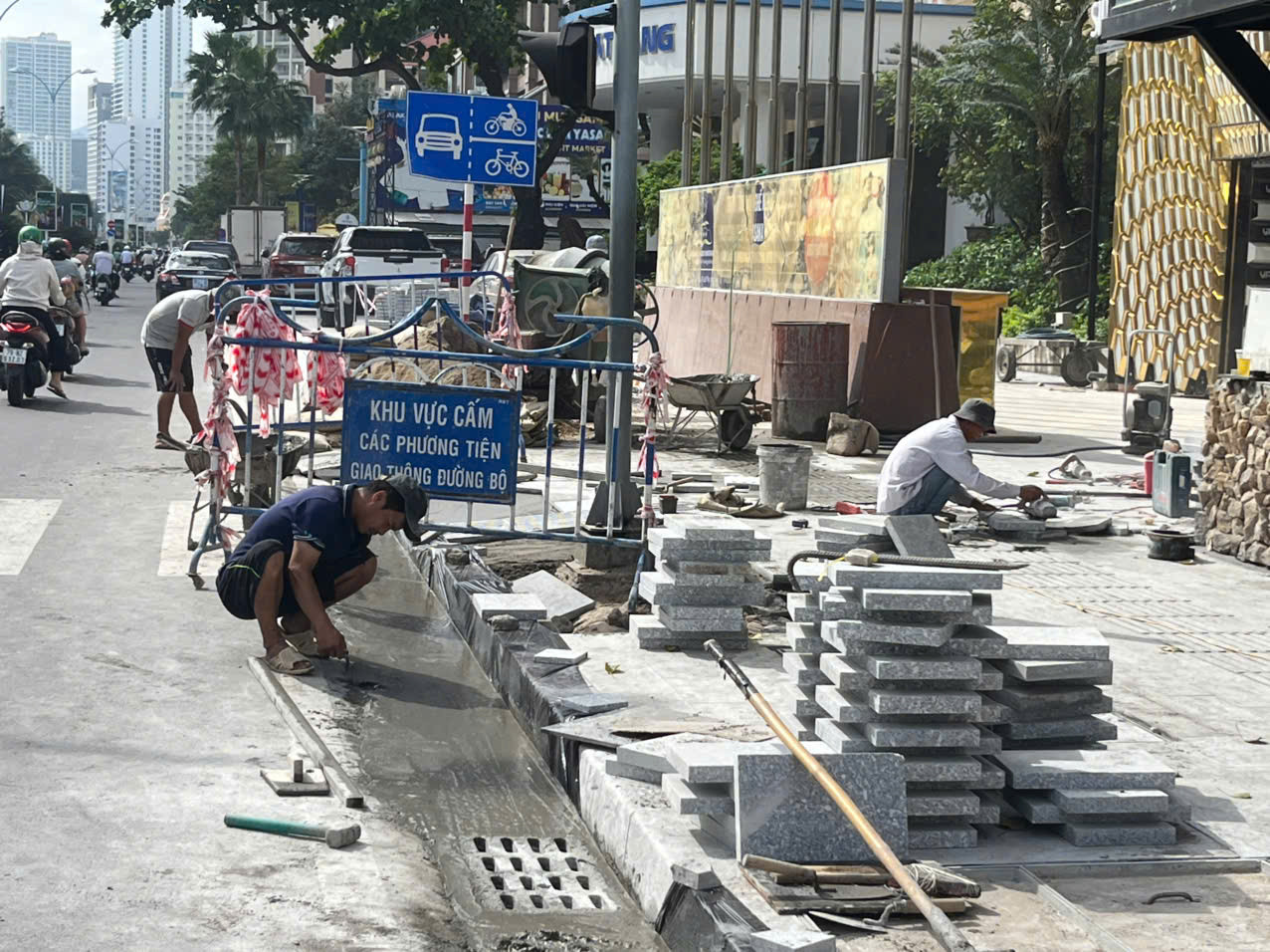 Công nhân Công ty Dũng Lợi thi công xây dựng các công trình nâng cấp, cải tạo vỉa hè phía Đông, phía Tây và giải phân cách đường Trần Phú. Ảnh: Lữ Hồ. Công nhân Công ty Dũng Lợi thi công xây dựng các công trình nâng cấp, cải tạo vỉa hè phía Đông, phía Tây và giải phân cách đường Trần Phú. Ảnh: Lữ Hồ.
