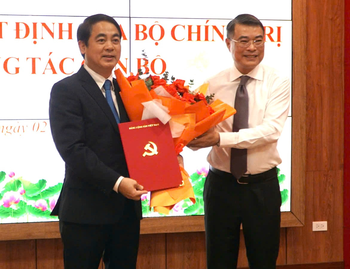 Ông Lê Minh Hưng (ảnh phải) trao quyết định của Bộ Chính trị cho ông Nghiêm Xuân Thành. Ông Lê Minh Hưng (ảnh phải) trao quyết định của Bộ Chính trị cho ông Nghiêm Xuân Thành.