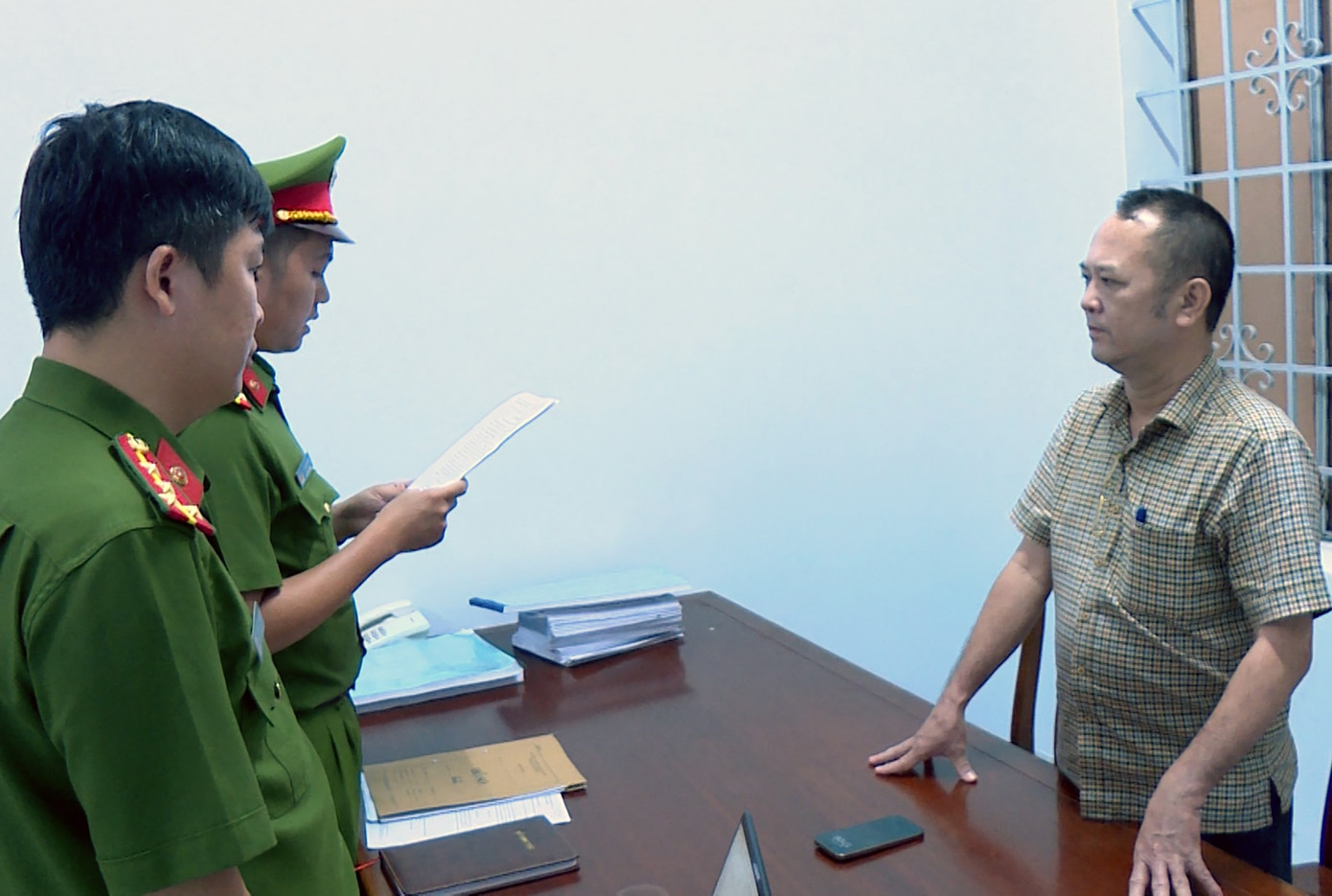 Công an đọc lệnh khởi tố ông Trịnh Doãn Dũng (ảnh phải). Ảnh: Công an Khánh Hòa. Công an đọc lệnh khởi tố ông Trịnh Doãn Dũng (ảnh phải). Ảnh: Công an Khánh Hòa.