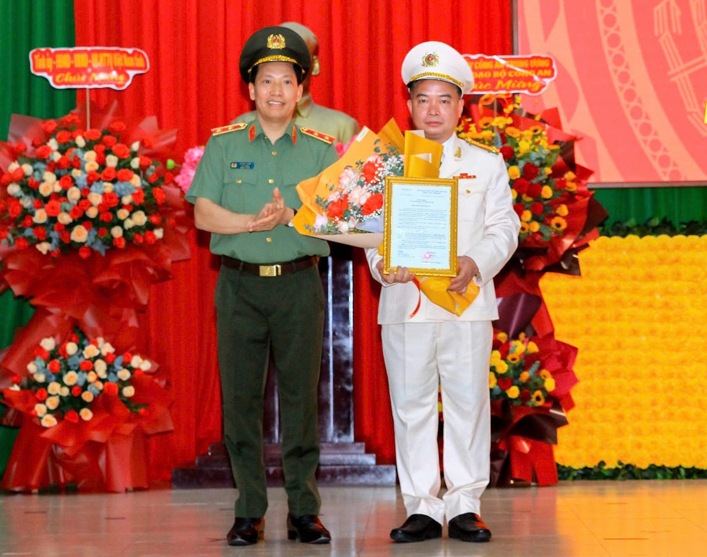 Trung tướng Lê Văn Tuyến, Thứ trưởng Bộ Công an trao quyết định bổ nhiệm cho Đại tá Nguyễn Hữu Phước (phải). Ảnh: Văn Nhất. Trung tướng Lê Văn Tuyến, Thứ trưởng Bộ Công an trao quyết định bổ nhiệm cho Đại tá Nguyễn Hữu Phước (phải). Ảnh: Văn Nhất.