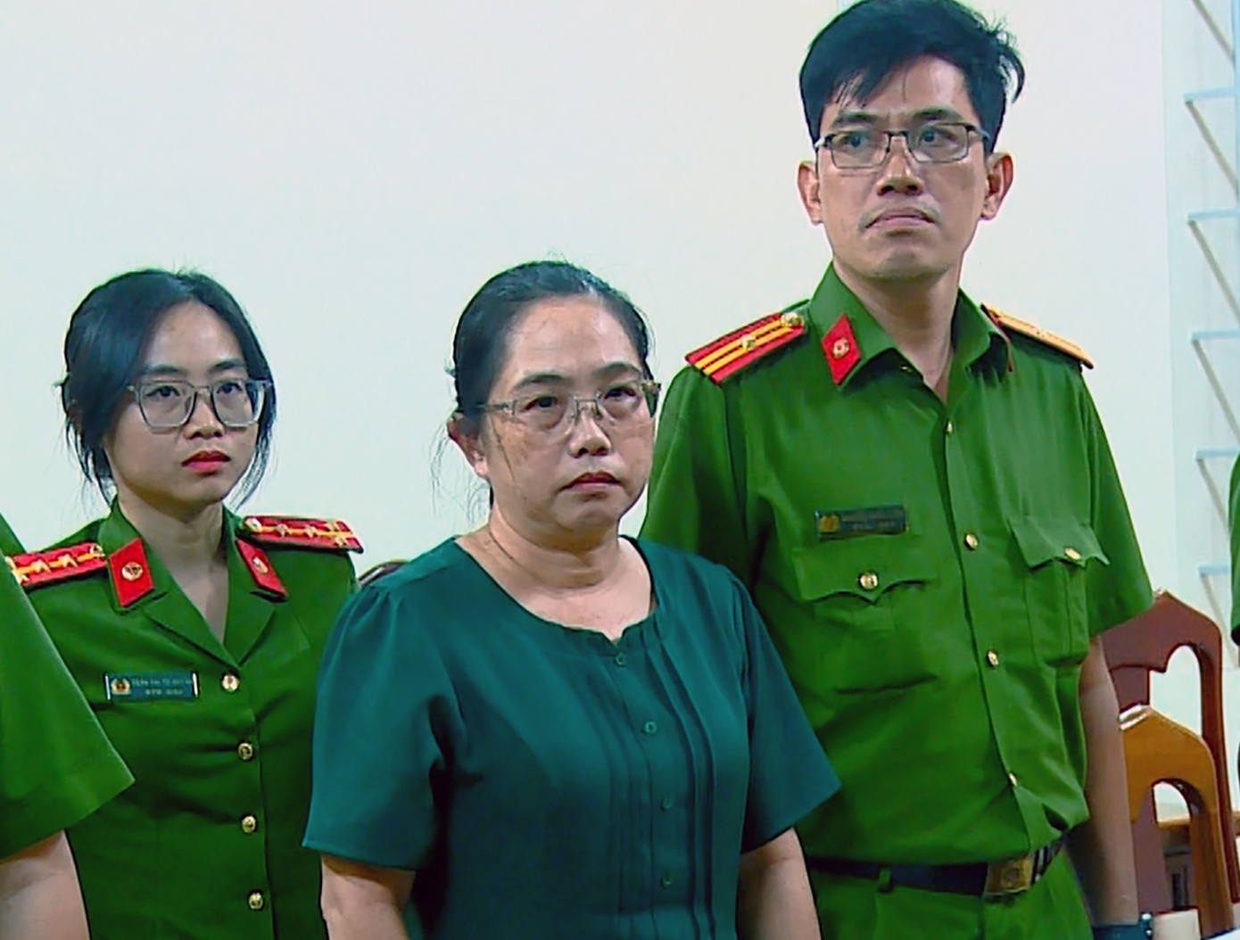 Bà Nguyễn Thị Hồng Sâm (giữa) nghe công an đọc lệnh khởi tố. Ảnh: Công an Khánh Hòa. Bà Nguyễn Thị Hồng Sâm (giữa) nghe công an đọc lệnh khởi tố. Ảnh: Công an Khánh Hòa.