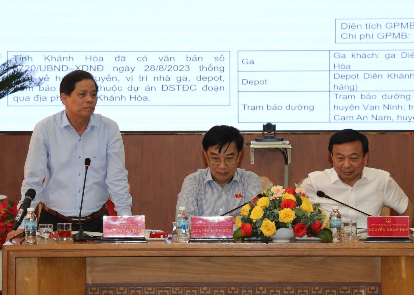 Chủ tịch UBND tỉnh Khánh Hòa Nguyễn Tấn Tuân (người đứng) phát biểu kiến nghị. Chủ tịch UBND tỉnh Khánh Hòa Nguyễn Tấn Tuân (người đứng) phát biểu kiến nghị.