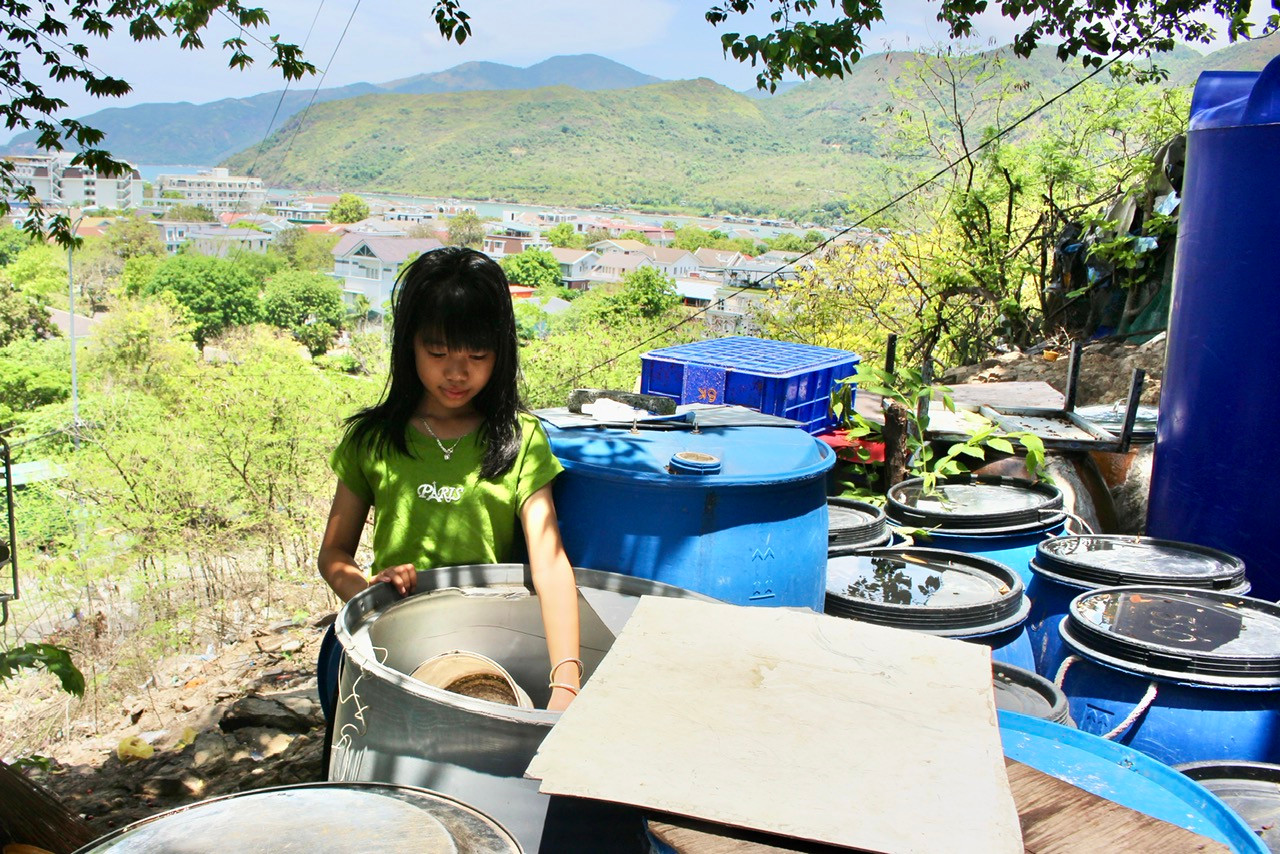 Nơi trữ nước của gia đình chị Nguyễn Thị Lại trên núi Chụt.