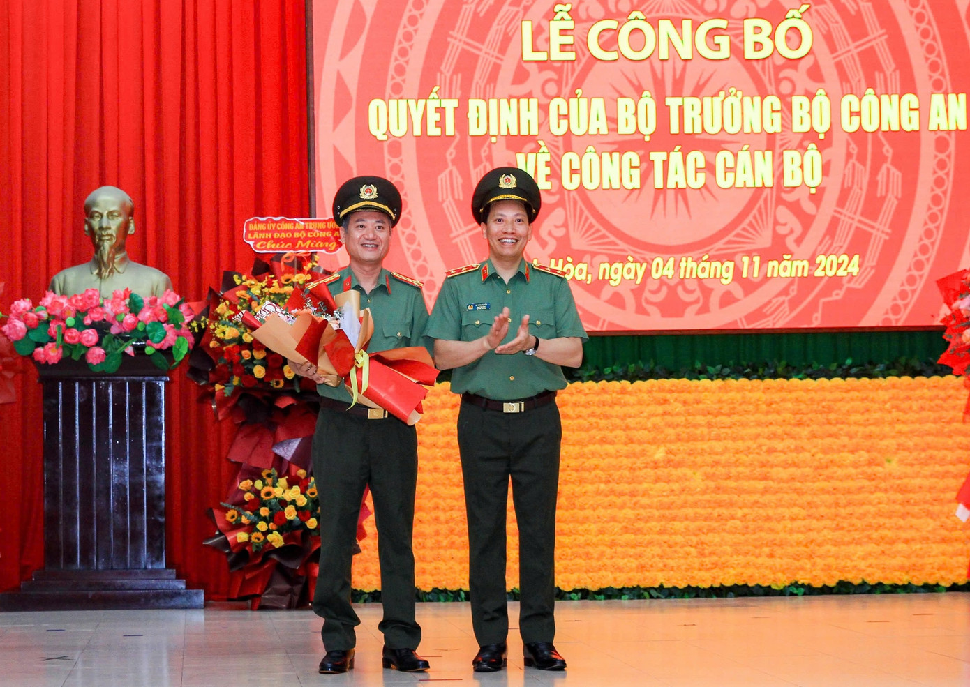 Trung tướng Lê Văn Tuyến, Thứ trưởng Bộ Công an tặng hoa chúc mừng Đại tá Nguyễn Thế Hùng (trái). Trung tướng Lê Văn Tuyến, Thứ trưởng Bộ Công an tặng hoa chúc mừng Đại tá Nguyễn Thế Hùng (trái).