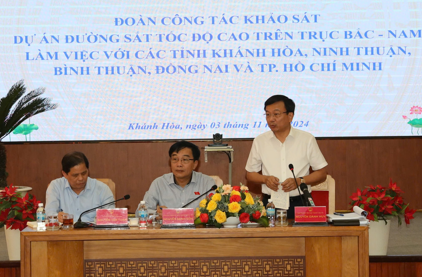 Thứ trưởng Nguyễn Danh Huy (người đứng) trả lời kiến nghị của địa phương tại buổi làm việc. Thứ trưởng Nguyễn Danh Huy (người đứng) trả lời kiến nghị của địa phương tại buổi làm việc.