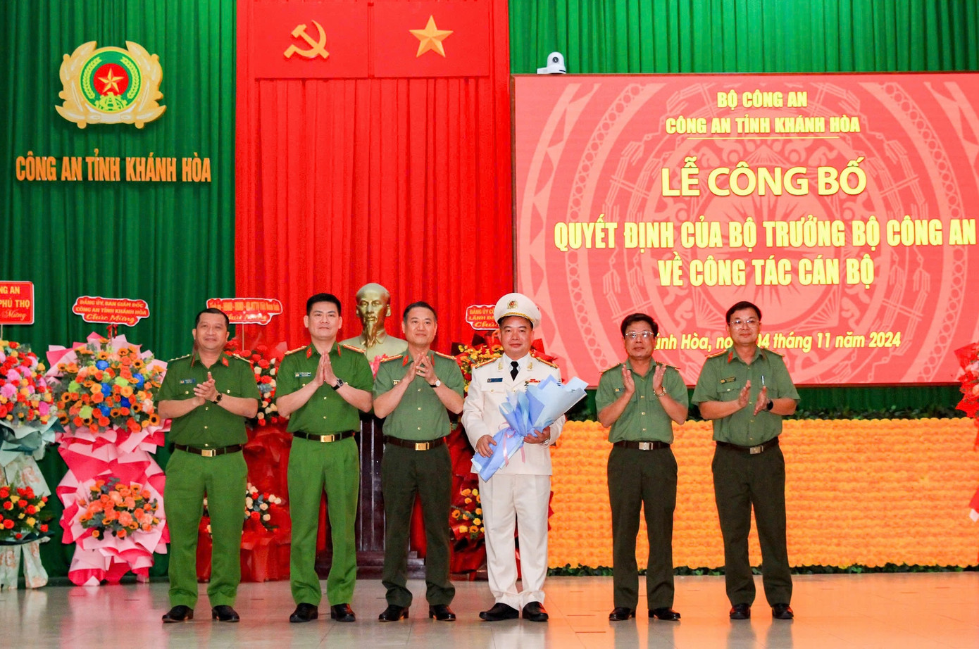 Lãnh đạo Công an tỉnh Khánh Hòa chúc mừng Đại tá Nguyễn Hữu Phước (áo trắng).