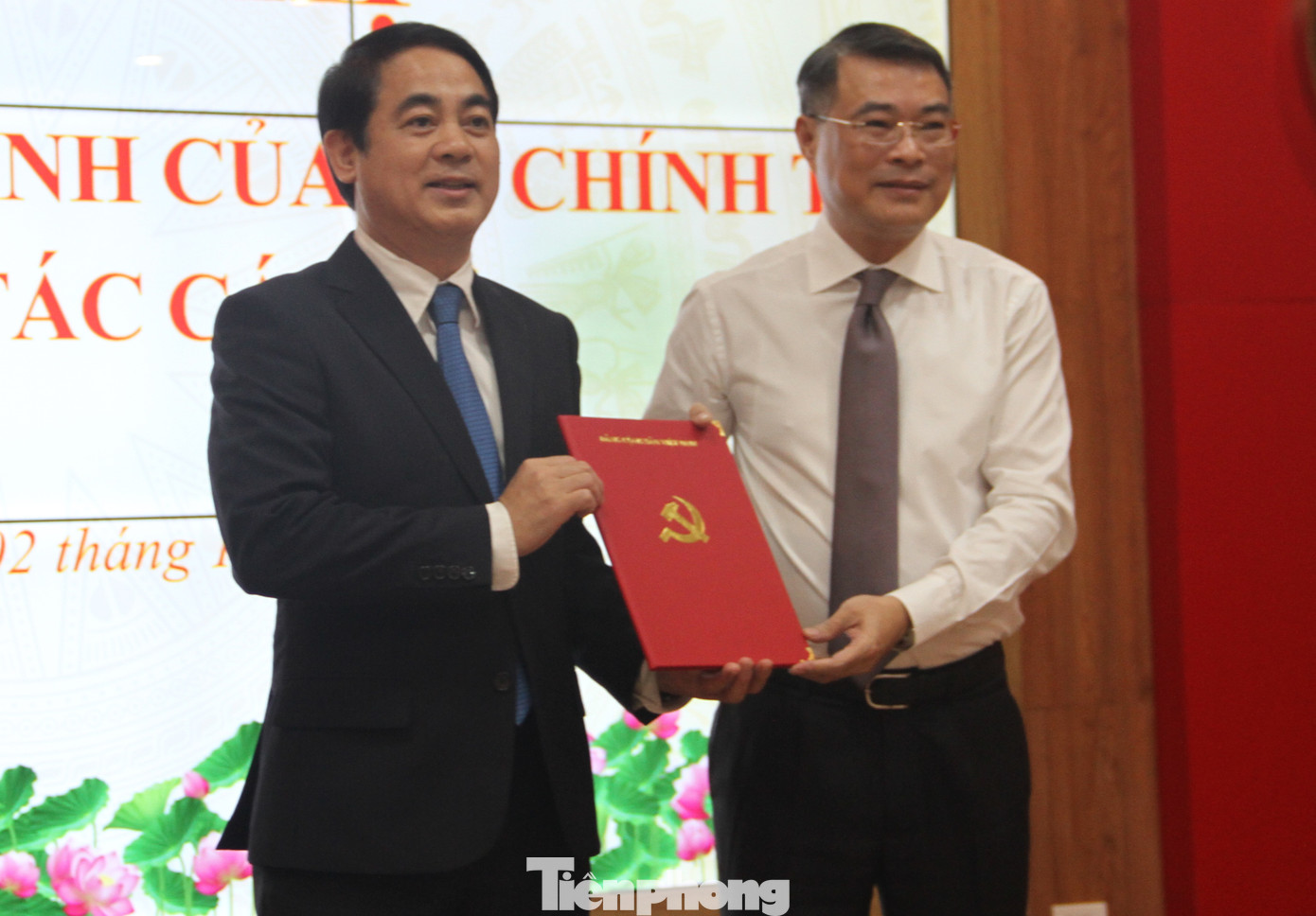 Ông Lê Minh Hưng (ảnh phải) trao quyết định của Bộ Chính trị cho ông Nghiêm Xuân Thành.