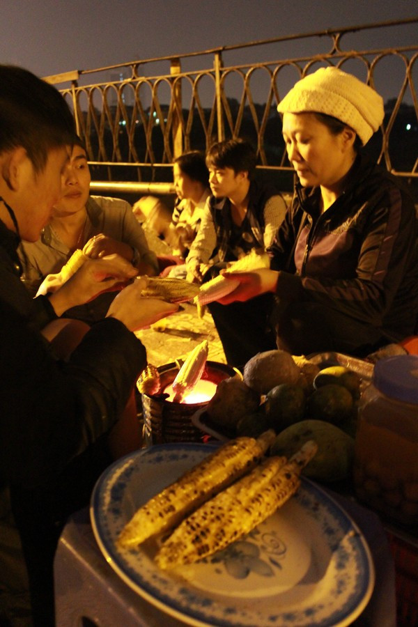 Ngô nướng hút khách, giúp người kinh doanh lãi vài trăm nghìn đồng mỗi đêm