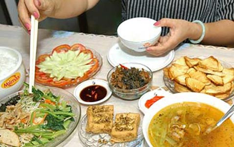 Bệnh nhân tiểu đường, gút vốn có chế độ ăn uống nghiêm ngặt, đang gặp rắc rối vì thói quen ăn uống đảo lộn trong những ngày Tết (Ảnh: suckhoe365.net). Bệnh nhân tiểu đường, gút vốn có chế độ ăn uống nghiêm ngặt, đang gặp rắc rối vì thói quen ăn uống đảo lộn trong những ngày Tết (Ảnh: suckhoe365.net)